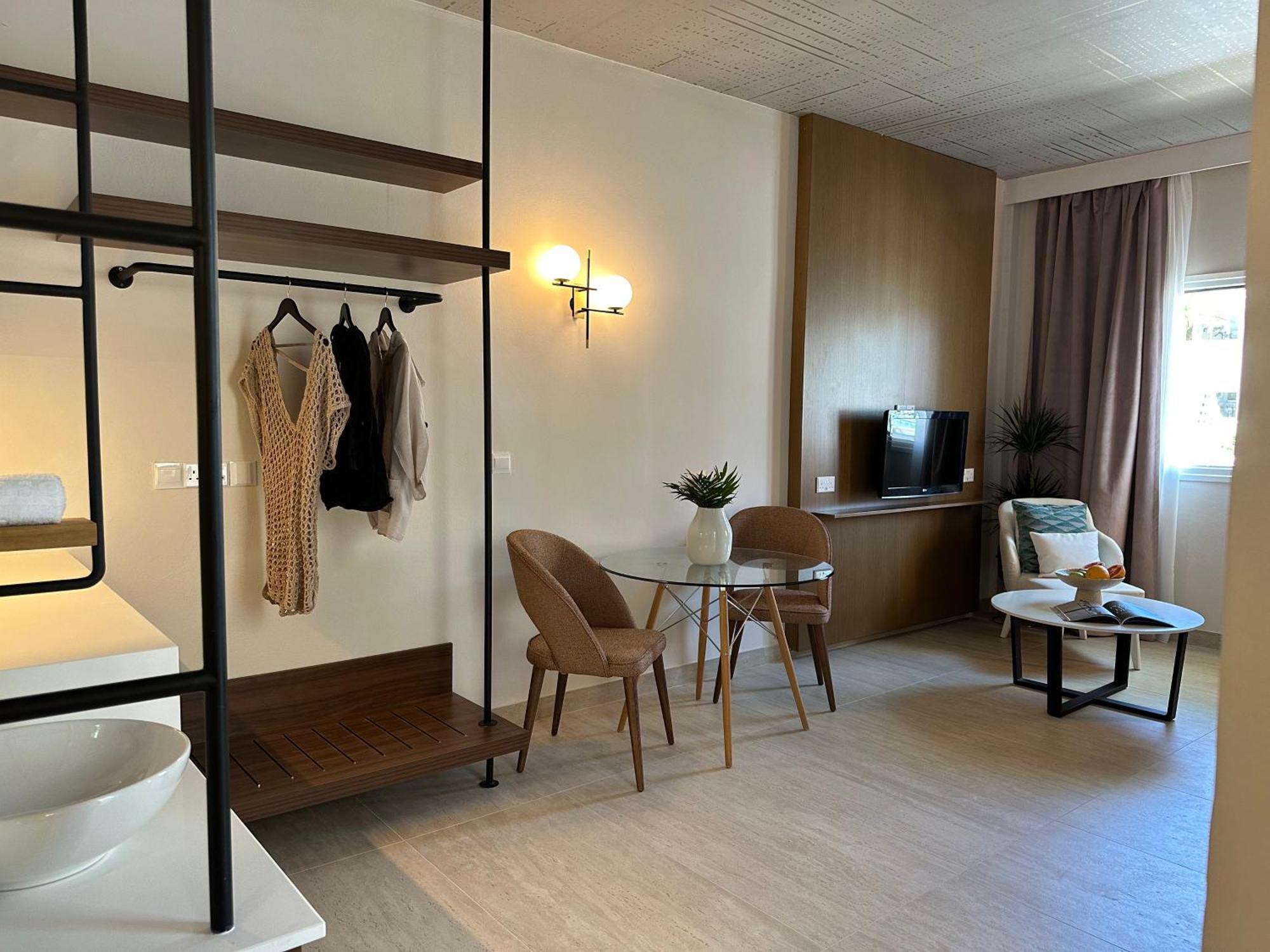 King Jason Paphos - Designed For Adults By Louis Hotels Екстериор снимка
