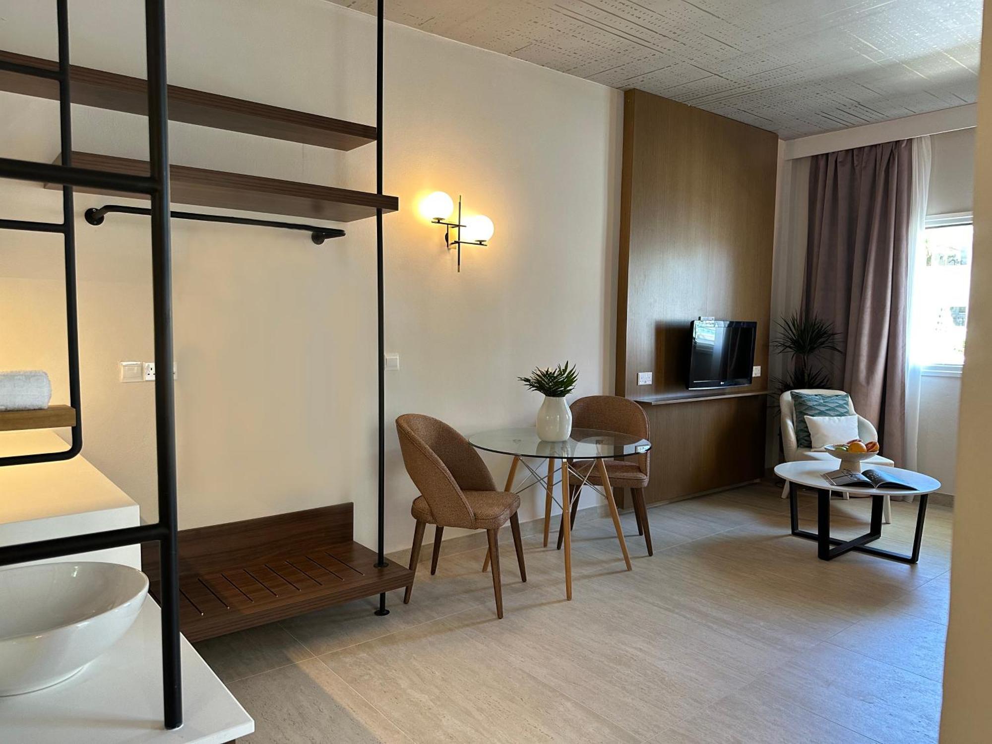 King Jason Paphos - Designed For Adults By Louis Hotels Екстериор снимка